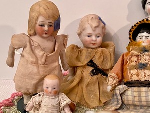 lot 50 image: Vintage Miniature Dolls and More
