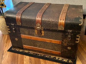 lot 22 image: Antique Trunk