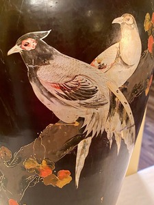 lot 7 image: Beautiful Vintage Bird Motif Vase