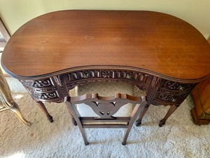 lot 173 image: Vintage Kidney Shaped Table and Chair