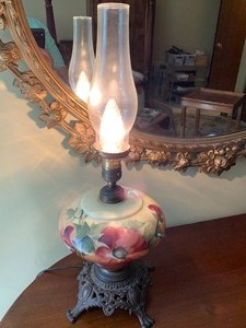 lot 175 image: Vintage Hand Painted Lamp
