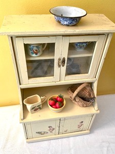 lot 179 image: Vintage Toy or Dollhouse Kitchen Cupboard