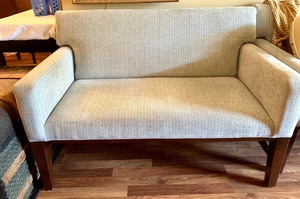 lot 6 image: Lovely Contemporary Love Seat
