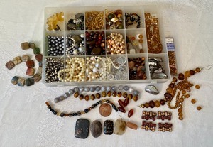 lot 233 image: Variety of Crafting Beads
