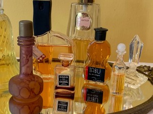 lot 128 image: Mirrored Vanity Tray & Perfume Bottles