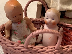 lot 148 image: Five Vintage Miniature Dolls and More