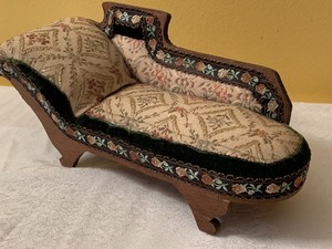 lot 152 image: Antique Dollhouse Chaise Lounger