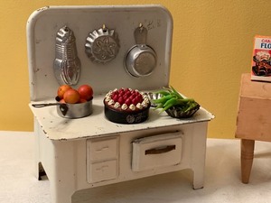 lot 153 image: Vintage Dollhouse Kitchen and Bathroom Furniture