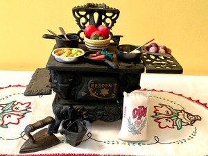 lot 160 image: Vintage Toy Cast Iron Crescent Stove