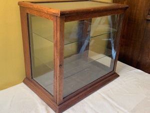 lot 166 image: Vintage Counter Top Display Case