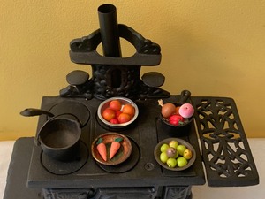 lot 165 image: Vintage Crescent Cast Iron Toy Oven