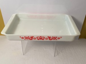 lot 289 image: Vintage Pyrex Friendship Baking Dish