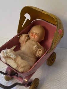 lot 302 image: Vintage Metal Doll Furniture and Miniature Dolls