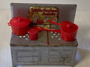 lot 301 image: Little Orphan Annie Toy Metal Stove