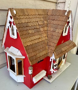 lot 352 image: Dynamite Doll House
