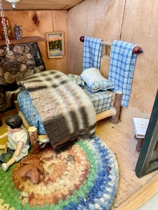 lot 347 image: Delightful Doll House