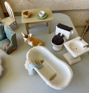 lot 358 image: Doll House Accessories