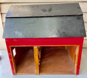 lot 382 image: Dollhouse Barn Building
