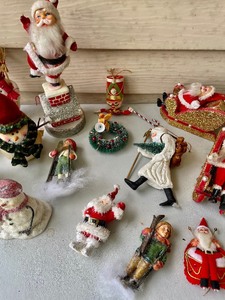 lot 384 image: Christmas Decor