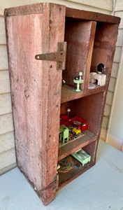 lot 377 image: Adorable Dollhouse Diorama Set in a Crate