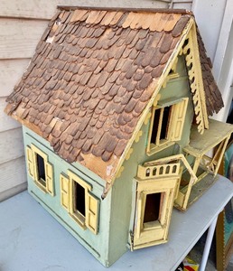 lot 380 image: Vintage Doll House