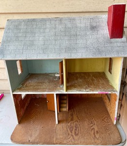 lot 379 image: Fabulous Doll House