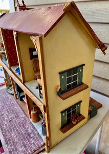 lot 375 image: Homey Doll House w Accessories