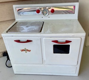 lot 370 image: Vintage Metal Stove and Refrigerator Toys