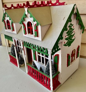 lot 362 image: Holiday Themed Doll House