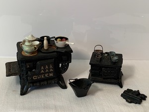 lot 217 image: Vintage Cast Iron Doll House Ovens & More