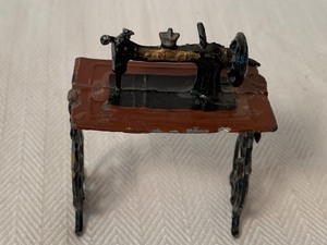 lot 220 image: Vintage Metal Dollhouse Sewing Machine