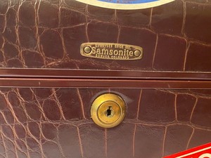 lot 321 image: Wonderful Vintage Vanity Case w Fun Stickers