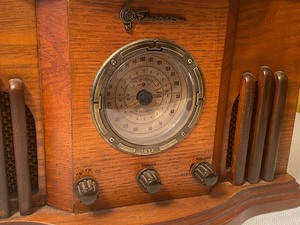 lot 320 image: Replica Vintage Emerson Radio w CD Player