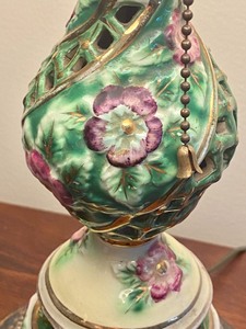 lot 340 image: Vintage Porcelain Lamp
