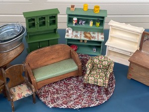 lot 402 image: Vintage Dollhouse Furniture