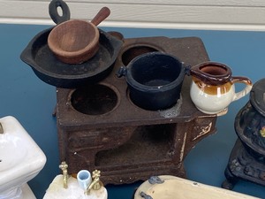 lot 403 image: Vintage Dollhouse Items  Furniture