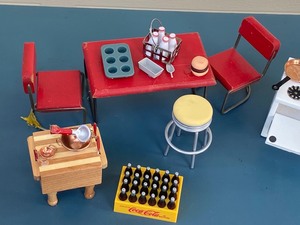 lot 404 image: Dollhouse Furniture