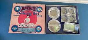 lot 410 image: Vintage Juvenile No. 2 Baking Set