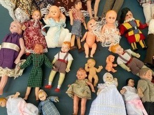 lot 407 image: Variety of Dollhouse Doll Figurines