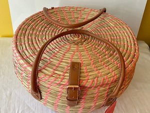 lot 425 image: Lovely Picnic Basket w Handles