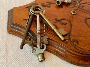 lot 435 image: Skelton Keys and More