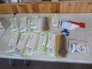 lot 101 image: Box of Plastic Thermometers