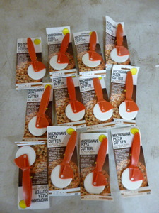 lot 160 image: 12 Ensar Microwave Pizza Cutters