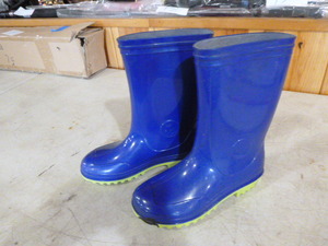 lot 172 image: Youths Rain Boots