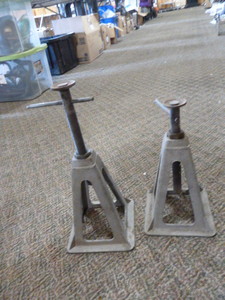 lot 215 image: 2 Camper Jacks
