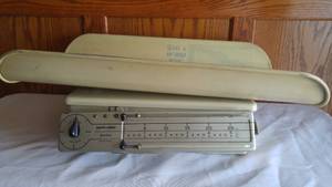 lot 165 image: Vintage Baby Scale Health O Meter.