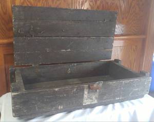 lot 170 image: Vintage box.