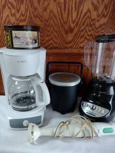lot 183 image: Coffee Makers, Blender, Baby Fryer and more.