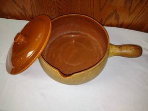 lot 192 image: Vintage Red Wing Covered Pot.