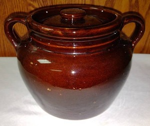 lot 195 image: Covered Bean Pot.
